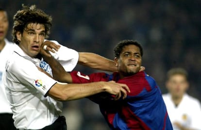 Pellegrino agarra a Kluivert durante un Barça-Valencia (2-4) en 2003