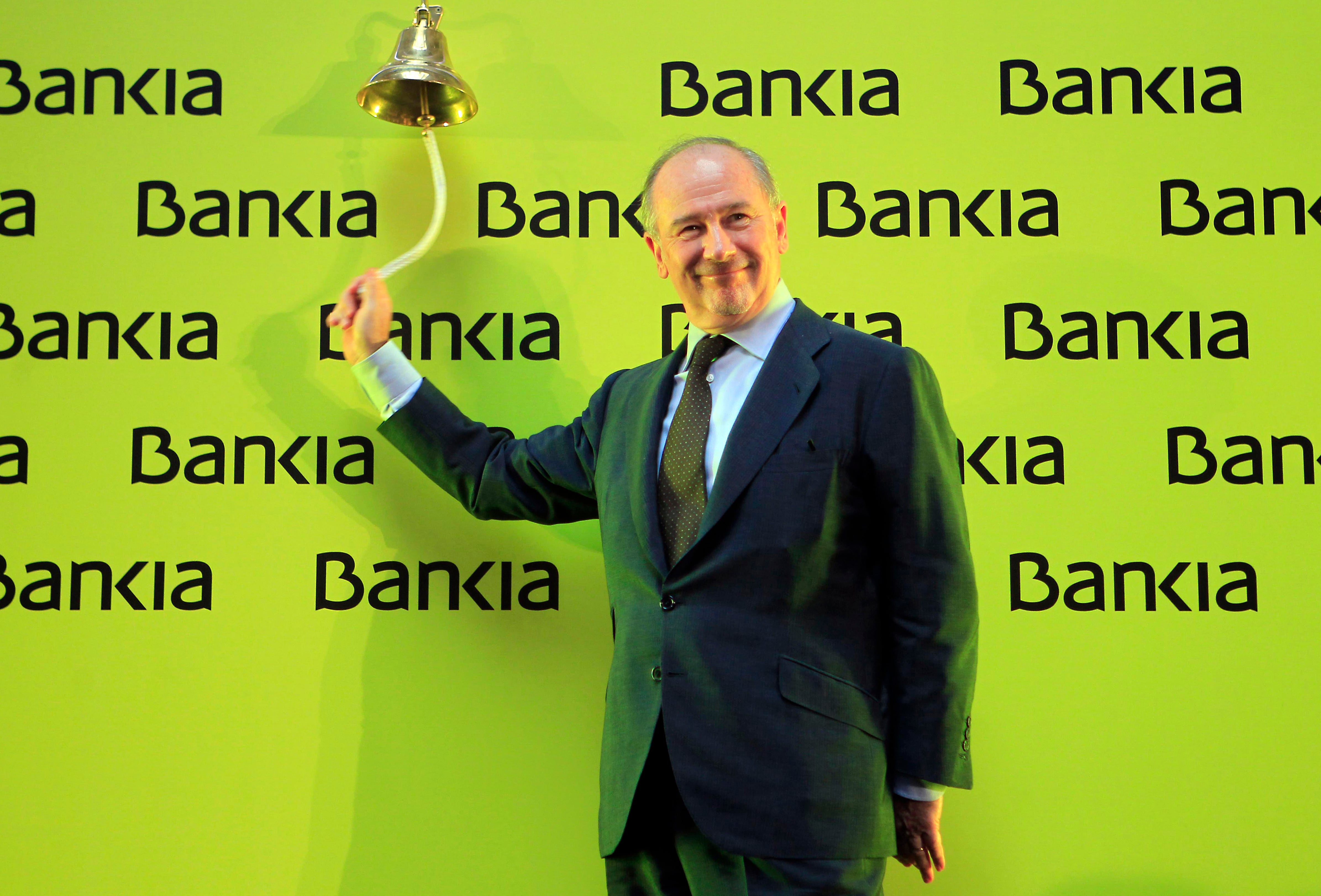 El expresidente de Bankia Rodrigo Rato toca la campana en la Bolsa de Madrid, en una foto de archivo.