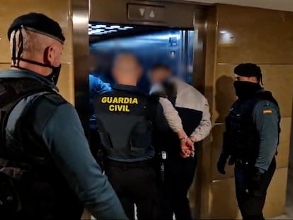 Guardias civiles, durante la detención de miembros de la red de 'sextorsión'