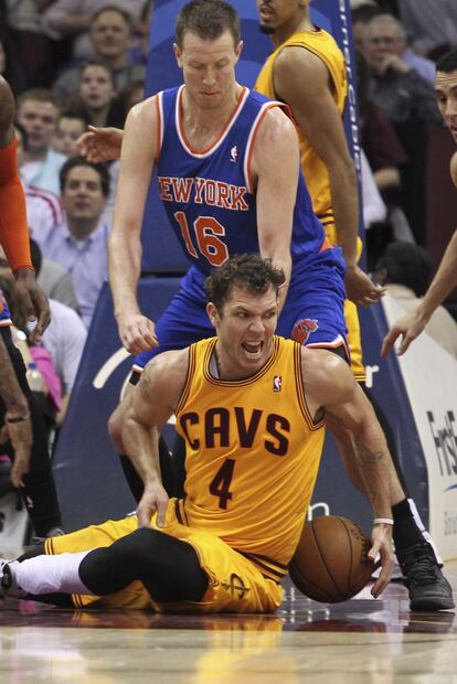 Luke Walton, de los Cavaliers, protege el balón ante Steve Novak.