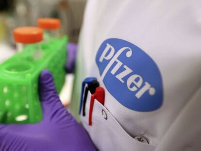 Um funcionário da Pfizer nos laboratórios da subsidiária Neusentis.