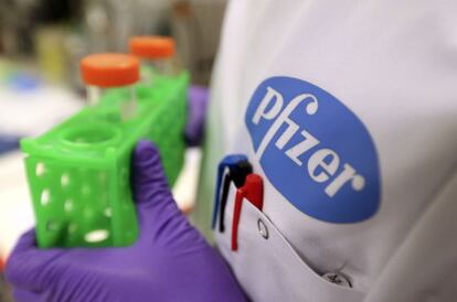 Un empleado de Pfizer, en los laboratorios de la filial Neusentis.