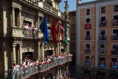 La ikurri&ntilde;a ondea junto a las dem&aacute;s banderas en el Ayuntamiento de Pamplona durante el lanzamiento del chupinazo, el pasado d&iacute;a 6.