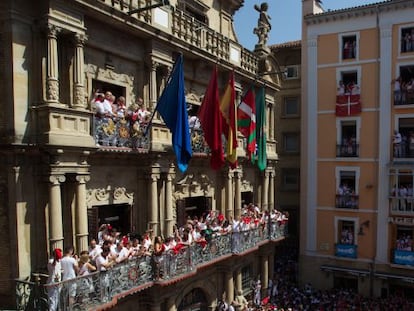 La ikurri&ntilde;a ondea junto a las dem&aacute;s banderas en el Ayuntamiento de Pamplona durante el lanzamiento del chupinazo, el pasado d&iacute;a 6.