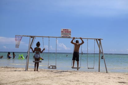 Dos niños juegan tranquilamente en la playa de Boca Chica. Otros, no mucho mayores que ellos, son obligados a prostituirse.