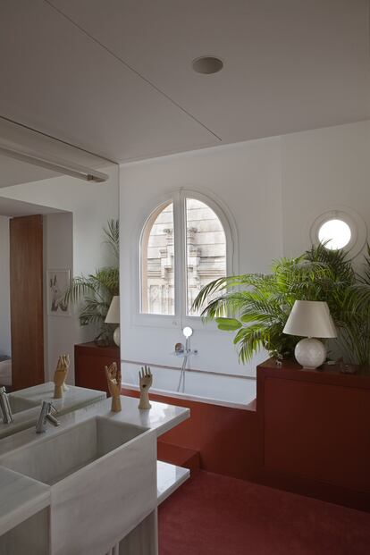 La vegetación y la luz natural definen la zona de baño. El mueble lavabo es de mármol de Macael y ha sido diseñado a medida por Arquitectura-G. La grifería es de Tres.
