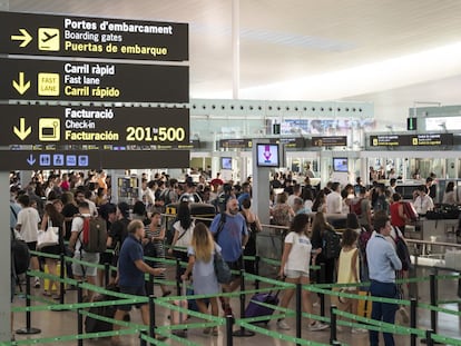 Viajeros en los filtros de control de equipaje del aeropuerto de Barcelona-El Prat.