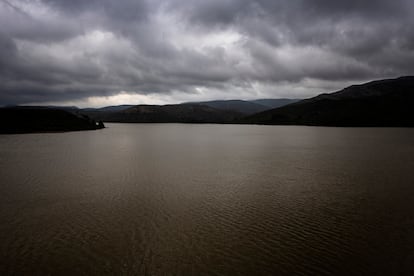 La imagen muestra la presa de Forata el 14 de noviembre, quince días después de las intensas lluvias provocadas. La superficie del agua, serena y uniforme, transmite una sensación de calma y quietud. La calma que se percibe en la imagen contrasta profundamente con la devastadora huella que ha dejado en la región. Es un recordatorio visual de cómo la naturaleza puede pasar de un estado de furia a uno de paz. Un momento de tregua que, sin embargo, guarda en su trasfondo la memoria de un evento extremo. Es un triste recordatorio de la vulnerabilidad ante el cambio climático y la necesidad de invertir en medidas de mitigación, tanto en la mejora de las presas como en la gestión de las cuencas hidrográficas, para prevenir tragedias como esta en el futuro.