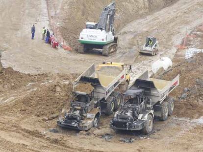 Dos camiones incendiados en las obras de la 'Supersur'