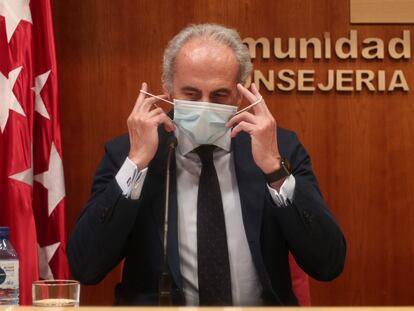El consejero de Sanidad de Madrid, Enrique Ruiz Escudero, se quita la mascarilla antes de ofrecer la rueda de prensa.