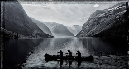 Una canoa atraviesa un fiordo cerca de la ciudad noruega de Bergen.