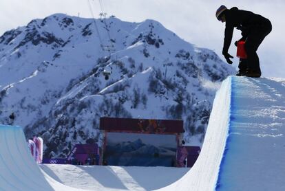 Un miembro del equipo técnico de Sochi en el halfpipe de los Juegos Olímpicos.