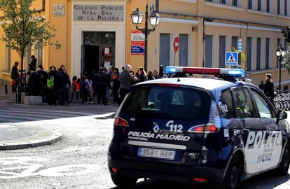 Un coche de la Policía Municipal pasaba por delante del colegio de la Paloma, en Centro, el pasado viernes.