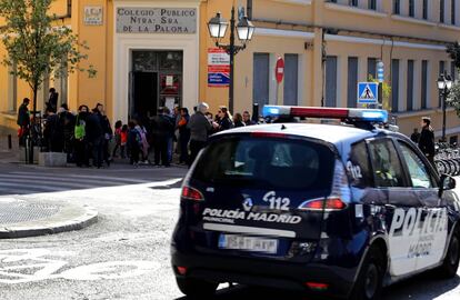 Un coche de la Polic&iacute;a Municipal pasaba por delante del colegio de la Paloma, en Centro, el pasado viernes.