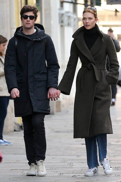 Karlie Kloss y Joshua Kushner paseando por París.