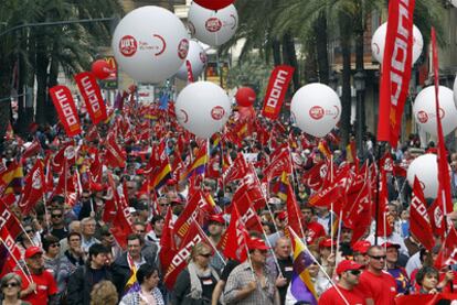Manifestación del Primero de Mayo a su paso por la calle de las Barcas en Valencia.