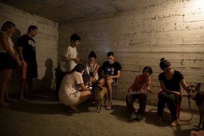 Varias personas en el interior de un refugio en Tel Aviv, en la madrugada del domingo. 