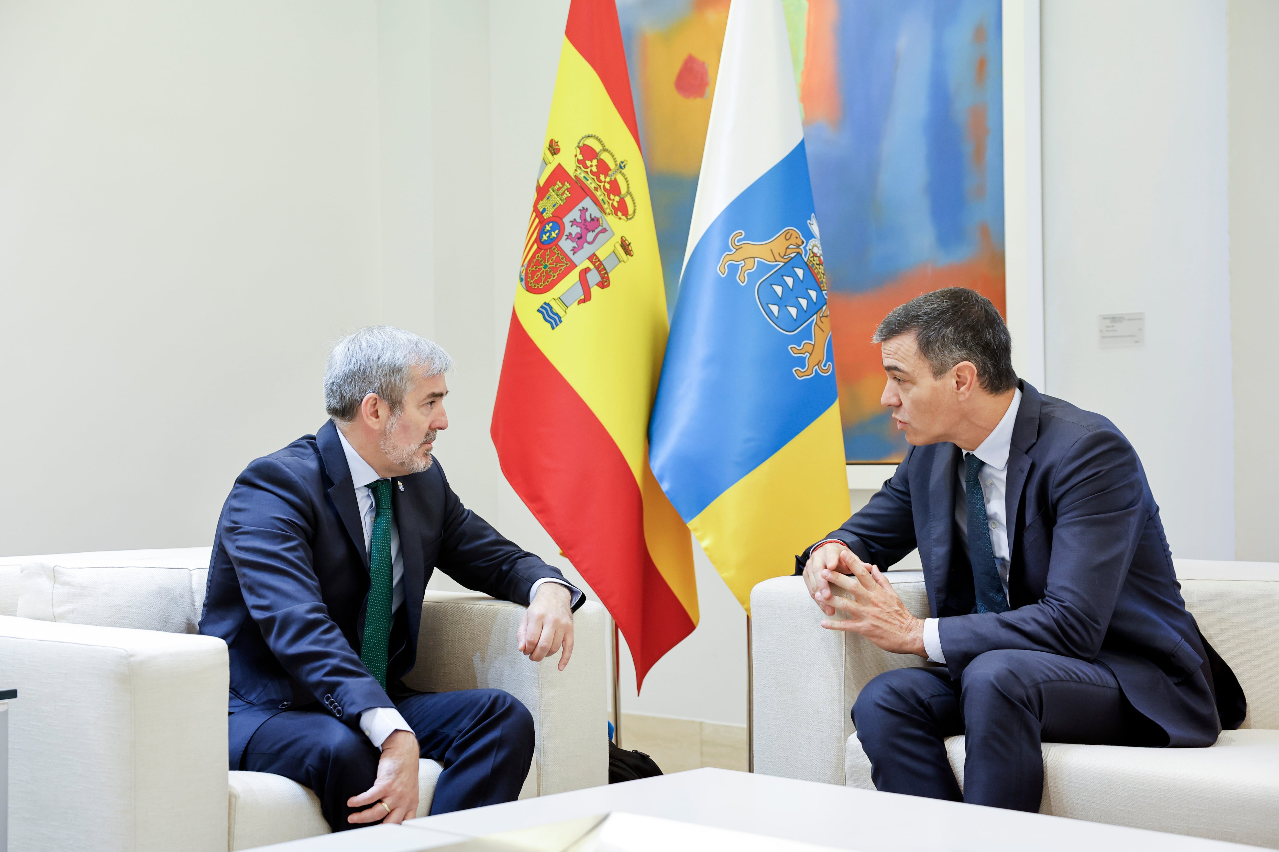 Fernando Clavijo (a la izquierda) y Pedro Sánchez, durante el encuentro, este jueves en Moncloa.