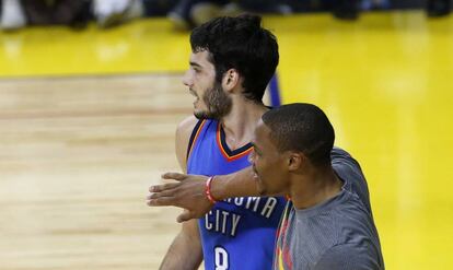 Alex Abrines, con Westbrook.