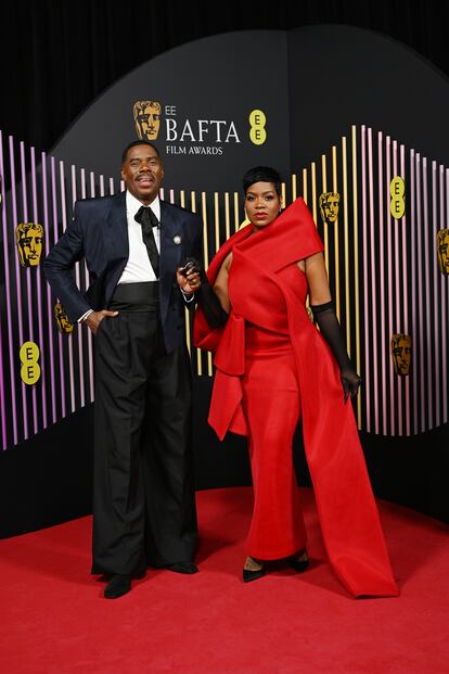 Colman Domingo, nominado a mejor actor principal por 'Rustin', con un traje a medida de Boss y broche de  Tiffany & Co. Posó con Fantasia Barrino, nominada a mejor actriz principal por 'El color púrpura'.