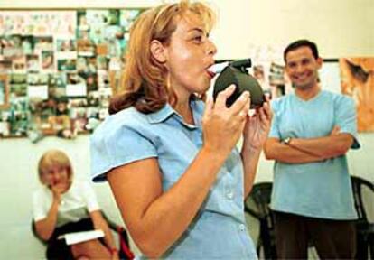 Una de las mujeres que participan el proyecto se mide el monóxido de carbono de sus pulmones.