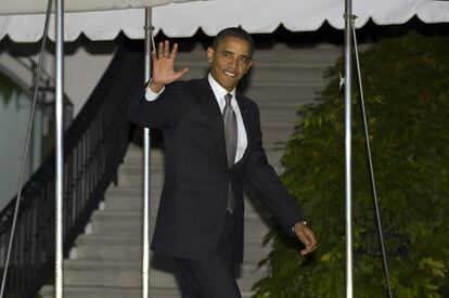 Barack Obama saluda a los periodistas en la Casa Blanca, en Washington.