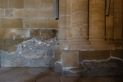 Afectación de humedades en los muros de la iglesia, en las zonas no preparadas para la exhibición de obras.