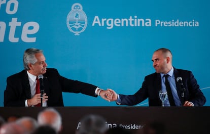 presidente de Argentina, Alberto Fernández (izquierda), saluda al ministro de Economía, Martín Guzmán