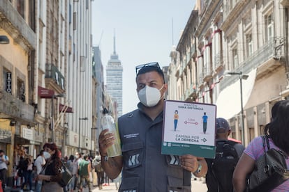 Un trabajador del Gobierno en el centro de Ciudad de México