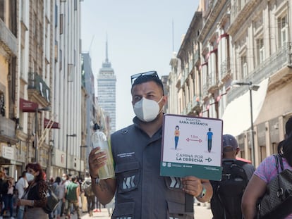 Un trabajador del Gobierno en el centro de Ciudad de México