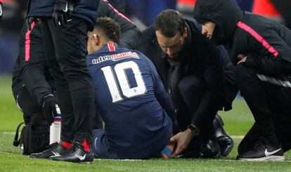 Neymar, atendido durante el partido de Copa del PSG contra el Estrasburgo.