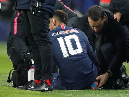 Neymar, atendido durante el partido de Copa del PSG contra el Estrasburgo.