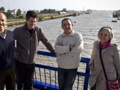 De izquierda a derecha, Joaquín Paloma, Juan Clavero, José Manuel Gómez y Mercedes Sousa en la desembocadura del río Guadalete.