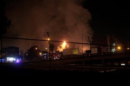 La fábrica Iqoxe, ardiendo el pasado enero.