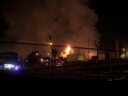 La fábrica Iqoxe, ardiendo el pasado enero.