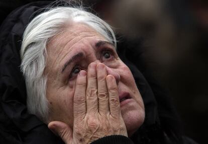 Una mujer se emociona durante la celebración de la homilía.