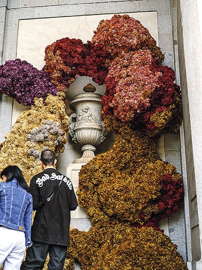 Una de las hornacinas de la puerta de Goya del Museo del Prado rodeada de vegetación.