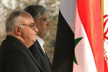 El primer ministro sirio, Naj al Otari (izquierda), junto al vicepresidente iraní, Mohamed Reza Aref.
