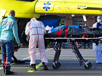 Personal médico traslada a un paciente de covid desde Almere a Münster, el 23 de octubre.