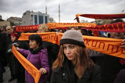 Manifestación en solidaridad con los académicos procesados este martes en Estambul. En las pancartas se lee: "No toques a mi profesor"