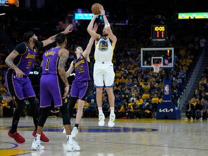 Klay Thompson tira frente a una doble marca de los Lakers.