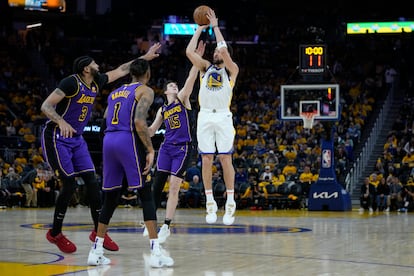 Klay Thompson tira frente a una doble marca de los Lakers.