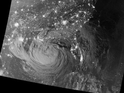 Imagen nocturna tomada por el satélite Suomi-NPP en la que se aprecia el huracán Isaac sobre el golfo de México en la madrugada del 28 al 29 de agosto.