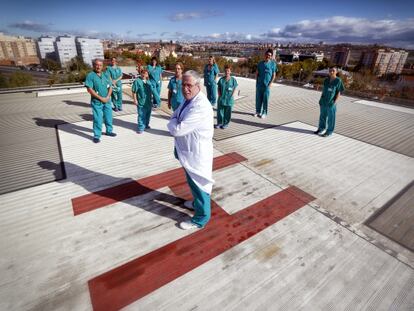 El doctor Emilio Alted y parte de su equipo en el helipuerto de urgencias.