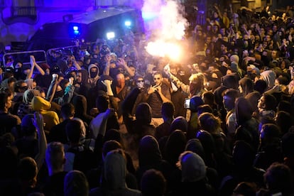 Cientos de manifestantes protestan en las inmediaciones de la Delegación del Gobierno en Barcelona.