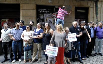 Miembros de Covite colocan en la Parte Vieja de San Sebastián una placa por el asesinato de Miguel Paredes y Helena Moreno.