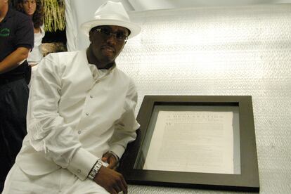 La fiesta blanca de P. Diddy – Desde que irrumpió en la industria de la música en la década de los noventa, la celebración anual veraniega del rapero en los Hamptons se ha hecho un hueco en el calendario estival. La edición del 2004, calificada por la revista GQ como “el día más estiloso de la historia”, superó todas las expectativas. ¿La prueba? P. Diddy, “el Gatsby moderno”, descendiendo del helicóptero con una copia original de la Declaración de Independencia de los Estados Unidos bajo el brazo. Ni Los Javis pueden superar eso.