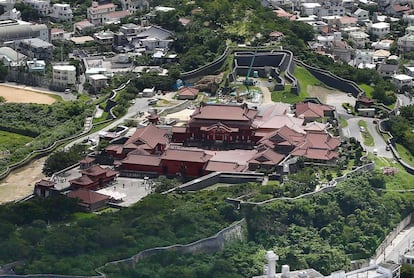 El castillo de Shuri, en el archipiélago de Okinawa (Japón), protegido por la Unesco, fue destruido en gran parte por un incendio el miércoles por la noche, dijeron las autoridades locales. En esta imagen de archivo se ve como era antes del incendio.