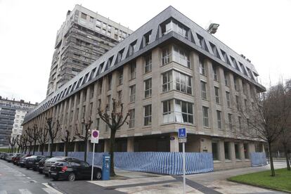 La antigua sede de la Tesorería de la Seguridad Social en Amara, San Sebastián, fue vendida a Atxa, la única empresa que se presentó a la puja. El edificio Podavines (Podavines, 1-3 y Av. Carlos I, 34-36-38) albergará 80 nuevas viviendas de lujo. La TGSS obtuvo 10 millones de euros en mayo de 2017.