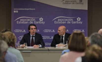 El expresidente José María Aznar junto a Carlos Urquijo, presidente de la asociación Esteban de Garibay. 